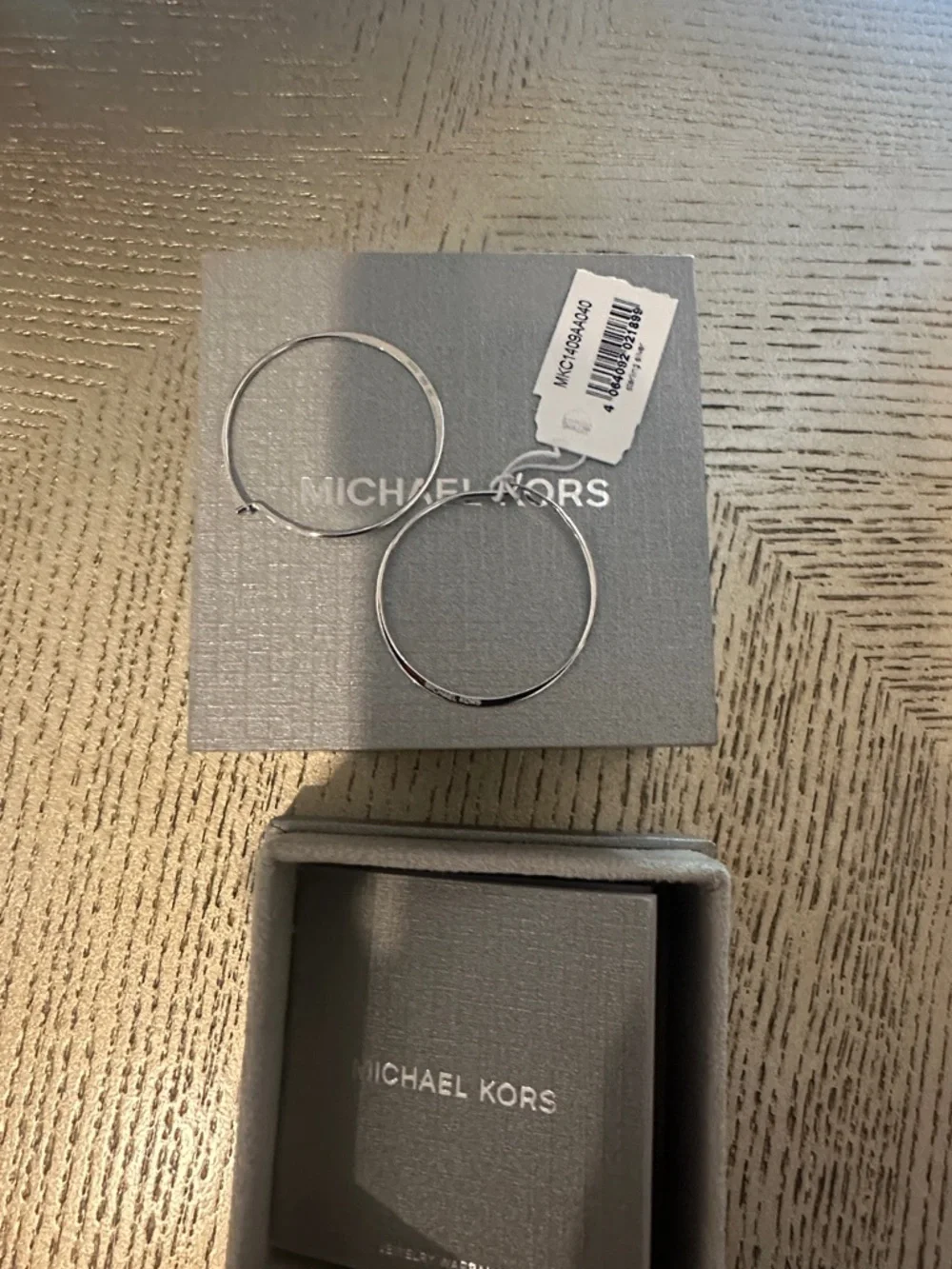 Michael Kors women’s earrings with Gray Jewelry Box and Drawstring Pouch - Picture 2 of 3